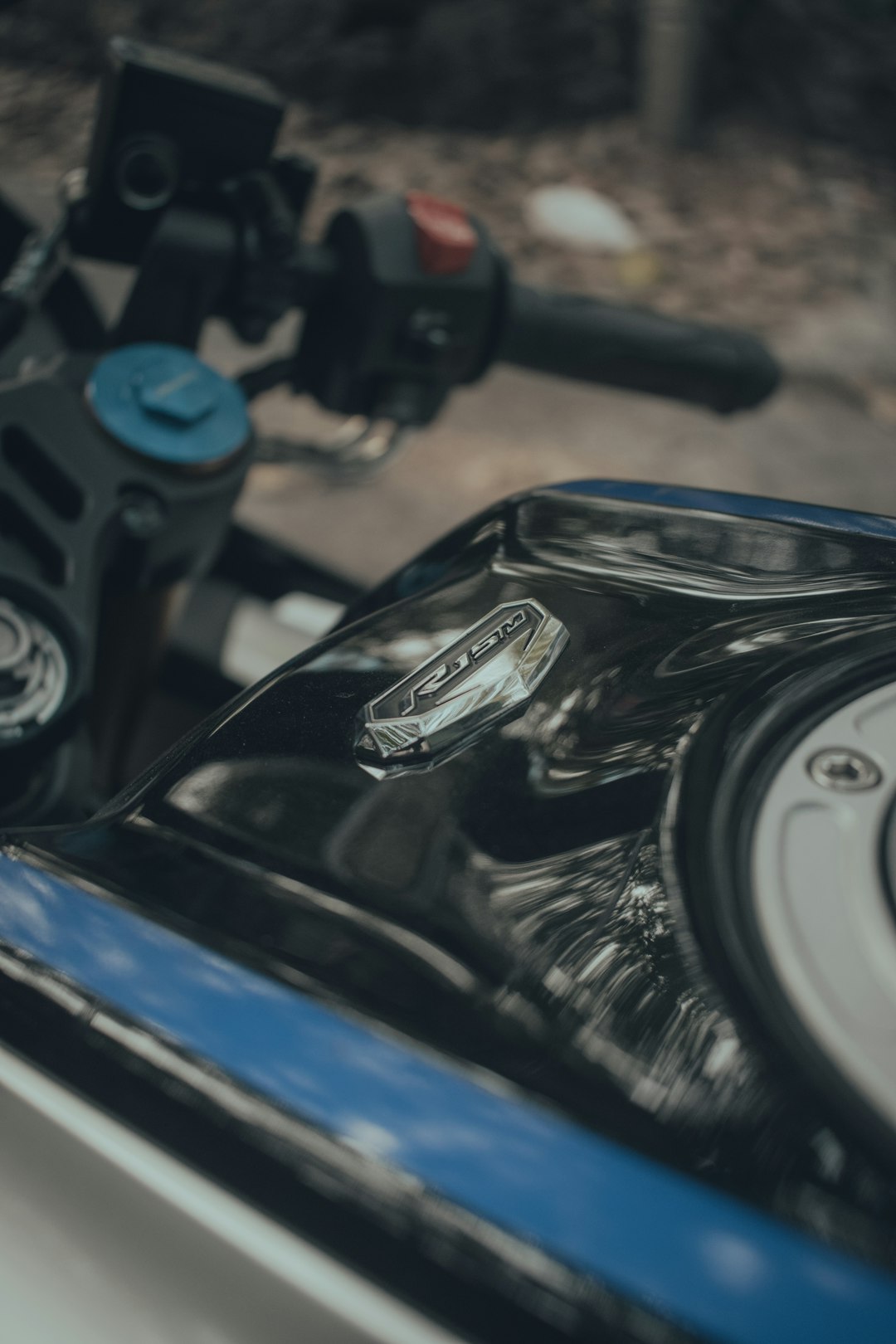 a-close-up-of-a-motorcycle-handlebars-with-a-blurry-background-ph5jg3hsua4